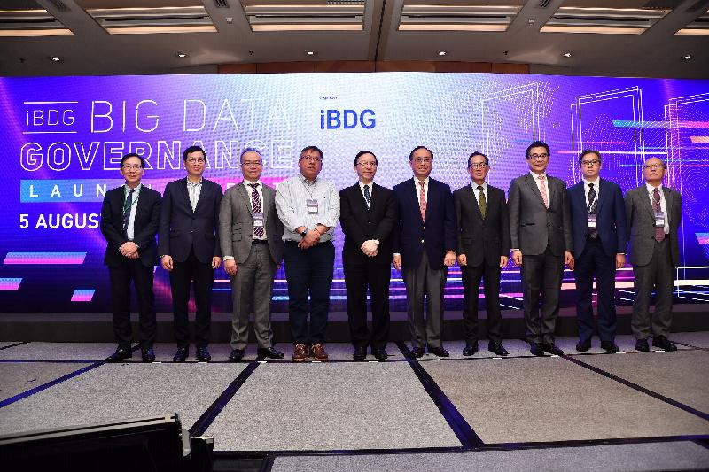 The Secretary for Innovation and Technology, Mr Nicholas W Yang (fifth right), is pictured with the Government Chief Information Officer, Mr Victor Lam (fifth left); the Privacy Commissioner for Personal Data, Mr Stephen Wong (fourth right); the Founding Chairman of the Institute of Big Data Governance (iBDG), Mr Allen Yeung (third right); and other guests at the iBDG Big Data Governance Launch Event today (August 5).