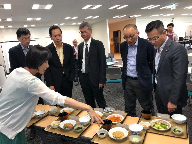 The Secretary for Labour and Welfare, Dr Law Chi-kwong, today (August 5) visited Future Care Lab in Japan in his visit to Tokyo, Japan. Photo shows (from left) the Chief Executive of the Hong Kong Council of Social Service (HKCSS), Mr Chua Hoi-wai; the Chairperson of the HKCSS, Mr Bernard Chan; Dr Law; the Assistant Director of Social Welfare (Elderly), Mr Tan Tick-yee; and the Executive Director, Charities and Community of the Hong Kong Jockey Club, Mr Cheung Leong, being introduced to tailor-made food products for the elderly.