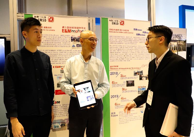 The Secretary for the Environment, Mr Wong Kam-sing (centre), visits a booth set up by the Electrical and Mechanical Services Department (EMSD) introducing the E&M InnoPortal at the Green I&T Day organised by the Environment Bureau and the EMSD today (August 6).