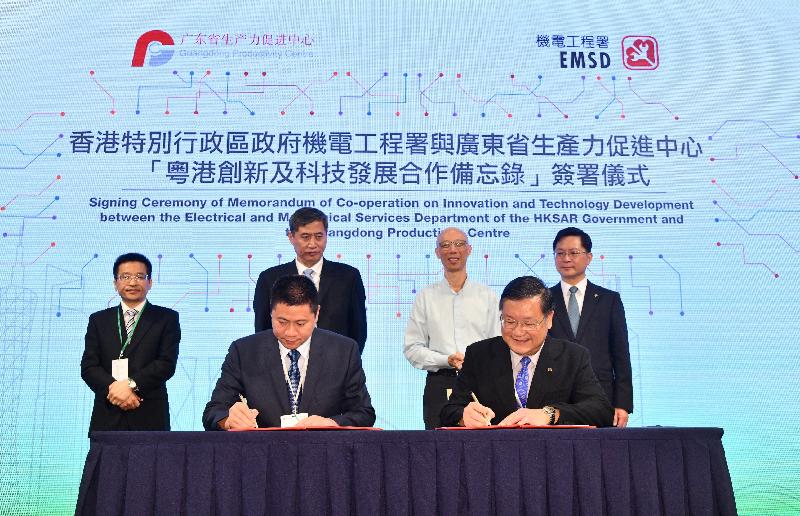The Secretary for the Environment, Mr Wong Kam-sing (back row, second right), witnesses with the Director of Electrical and Mechanical Services, Mr Alfred Sit (back row, first right), the signing of the Memorandum of Co-operation on Innovation and Technology Development between the Electrical and Mechanical Services Department and the Guangdong Productivity Centre at the Green I&T Day today (August 6).