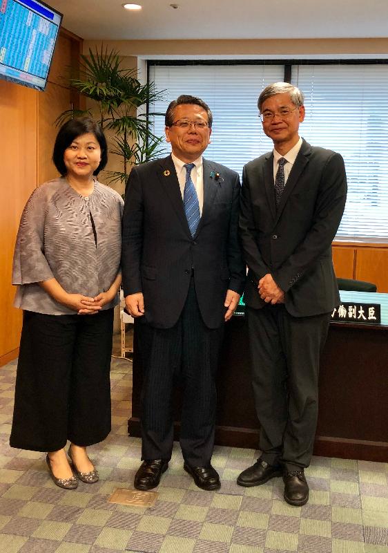 The Secretary for Labour and Welfare, Dr Law Chi-kwong, yesterday (August 6) met with the State Minister of Health, Labour and Welfare of Japan, Mr Yoshinori Oguchi, during his visit to Tokyo, Japan. Photo shows Dr Law (right), accompanied by the Principal Hong Kong Economic and Trade Representative (Tokyo), Ms Shirley Yung (left), with Mr Yoshinori Oguchi.