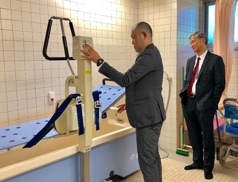 The Secretary for Labour and Welfare, Dr Law Chi-kwong, today (August 7) visited an elderly home during his visit to Tokyo, Japan. Photo shows Dr Law (right) watching a demonstration of assistive bathing facilities for elderly persons who are bed-ridden with reduced mobility.