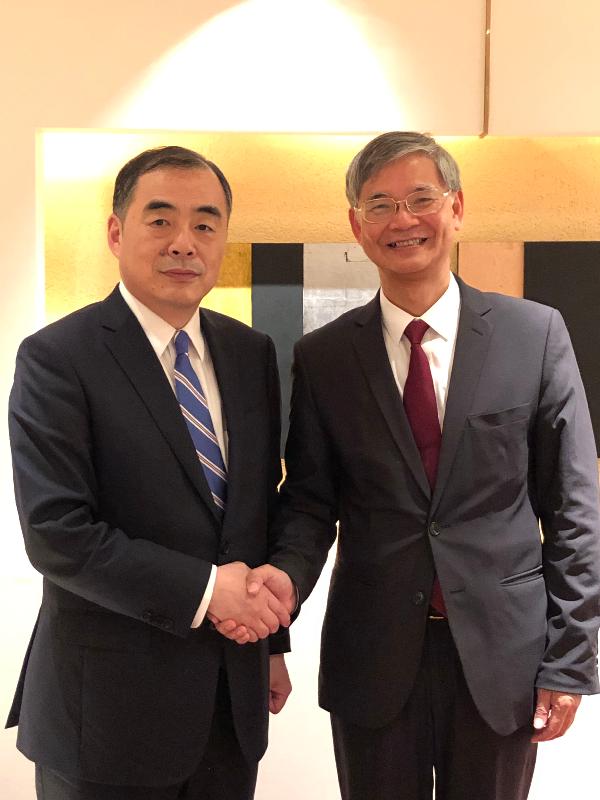 The Secretary for Labour and Welfare, Dr Law Chi-kwong (right), today (August 7) met with the Chinese Ambassador to Japan, Mr Kong Xuanyou, before concluding his visit to Tokyo.