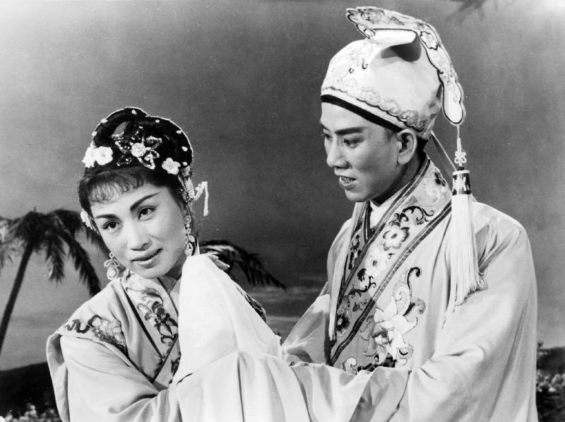 康樂及文化事務署香港電影資料館的「影畫早晨」節目將以「銀光承傳——粵劇申遺十周年」為題，於九月至十二月選映十四齣粵劇電影。節目逢星期五上午十一時放映。圖示《搜書院》（1957）劇照。
