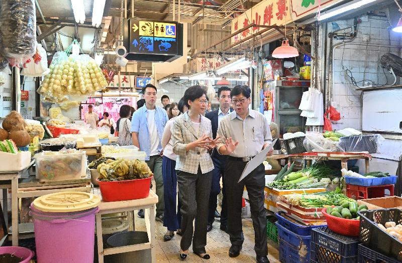 行政长官林郑月娥（前排左）在食物及卫生局局长陈肇始教授陪同下，今日（八月七日）到访大围街市了解改善工程进展。