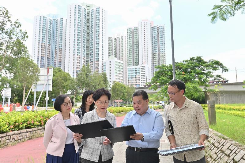 The Chief Executive, Mrs Carrie Lam (third right), accompanied by the Secretary for Food and Health, Professor Sophia Chan (first left), inspected the chosen site for the new public market at Tin Shui Wai today (August 7).