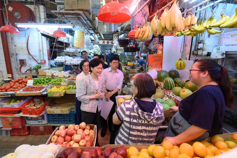 The Chief Executive, Mrs Carrie Lam (second left), accompanied by the Secretary for Food and Health, Professor Sophia Chan (first left), visited Tai Wai Market today (August 7) to learn about the progress of improvement works. Photo shows Mrs Lam chatting with stall operators.