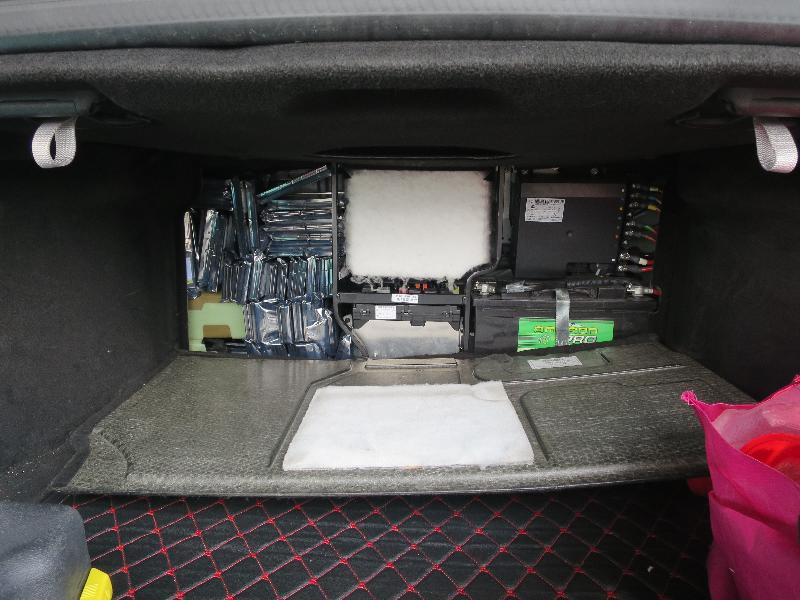 Hong Kong Customs yesterday (August 7) seized about 32 000 suspected smuggled integrated circuits with an estimated market value of about $320,000 from an outgoing private car at the Shenzhen Bay Control Point. Photo shows some of the suspected smuggled integrated circuits in a false compartment inside the boot of the vehicle.