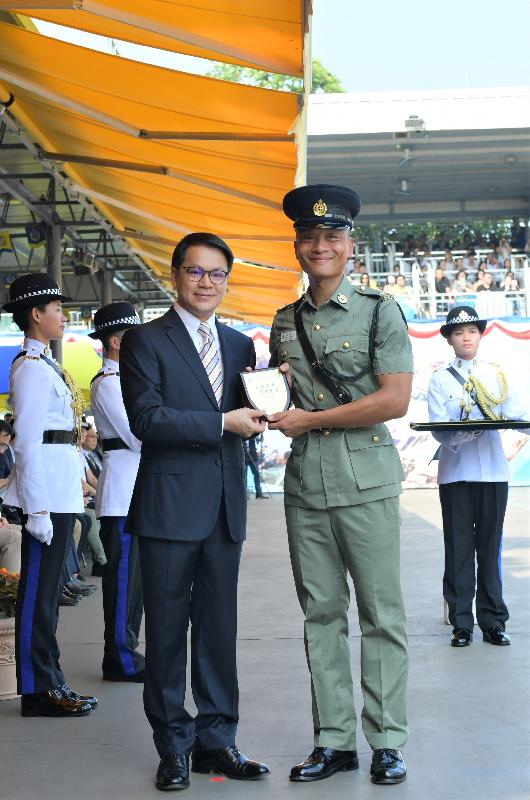 The Correctional Services Department held a passing-out parade at the Staff Training Institute in Stanley today (August 9). Photo shows the Chairman of the Legislative Council Panel on Security, Mr Chan Hak-kan (left), presenting a Best Recruit Award, the Principal's Shield, to Officer Mr Chan Hung-fat.