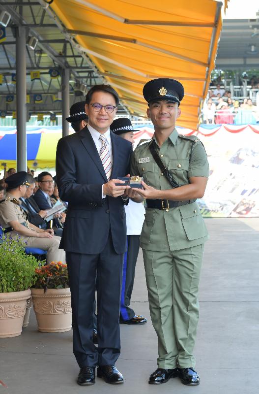 The Correctional Services Department held a passing-out parade at the Staff Training Institute in Stanley today (August 9). Photo shows the Chairman of the Legislative Council Panel on Security, Mr Chan Hak-kan (left), presenting a Best Recruit Award, the Golden Whistle, to Assistant Officer II Mr Tse Chiu-pong.