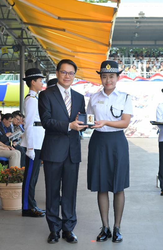 The Correctional Services Department held a passing-out parade at the Staff Training Institute in Stanley today (August 9). Photo shows the Chairman of the Legislative Council Panel on Security, Mr Chan Hak-kan (left), presenting a Best Recruit Award, the Golden Whistle, to Assistant Officer II Ms Yim Sin-yee.