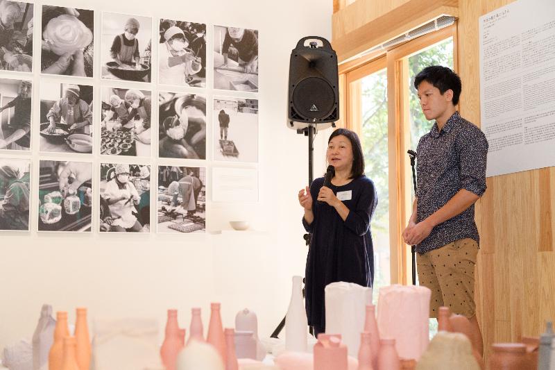 Hong Kong House at Echigo-Tsumari Art Triennale reopens (2)
The Hong Kong House at the Echigo-Tsumari Art Triennale in Tsunan, Japan, reopened today (August 10), staging an exhibition entitled "Give Us This Day Our Daily Bread" by Hong Kong artist Annie Wan. Photo shows Annie Wan (left) introducing the contents of the exhibition.
