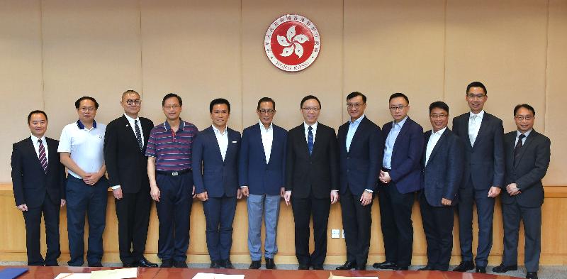 The Multi-functional Smart Lampposts Technical Advisory Ad Hoc Committee held its first meeting today (August 12). The Government Chief Information Officer, Mr Victor Lam (sixth right), in his capacity as the Convenor is pictured with attending members prior to the meeting.