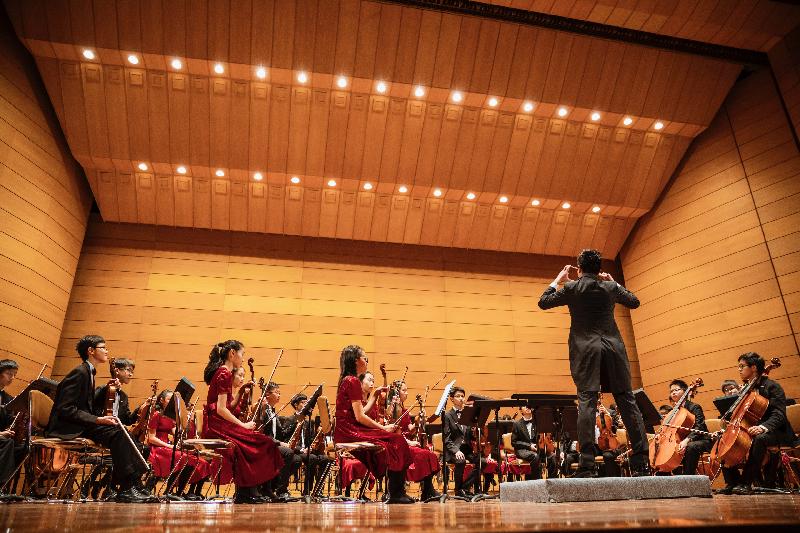 香港兒童交響樂團今日晚上（曼谷時間八月十三日）在曼谷的泰國文化中心大會堂演出，音樂會由香港駐曼谷經濟貿易辦事處（駐曼谷經貿辦）主辦，是慶祝駐曼谷經貿辦成立的演出節目。80名年齡介乎八歲至十八歲來自香港的年青樂手在音樂會上演出，吸引了約500名當地觀眾入場觀看。
