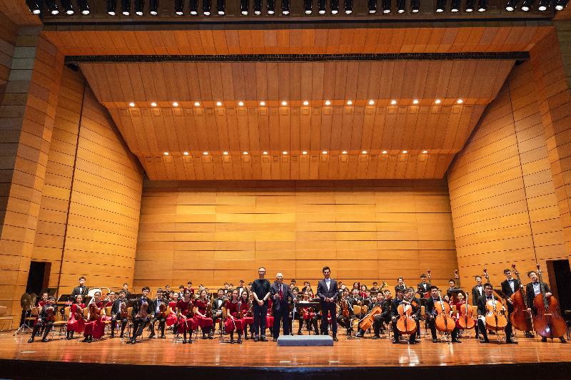 The Hong Kong Children's Symphony Orchestra performed at the Main Hall of the Thailand Cultural Centre, Bangkok this evening (August 13, Bangkok time). Organised by the Hong Kong Economic and Trade Office (HKETO) in Bangkok, the concert was held to celebrate the establishment of the HKETO in Bangkok. A total of 80 young musicians from Hong Kong, aged 8 to 18, performed in the concert, which attracted a local audience of about 500.