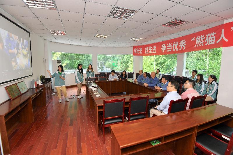 環境局局長黃錦星（中）今日（八月十四日）到訪四川，參觀中國保護大熊貓研究中心位於臥龍的核桃坪基地，了解大熊貓的保育工作。