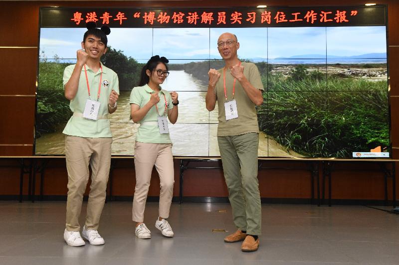環境局局長黃錦星（右）今日（八月十五日）在四川臥龍自然與地震博物館，親身了解博物館推廣自然生態教育的情況，並與青年實習生互動交流。