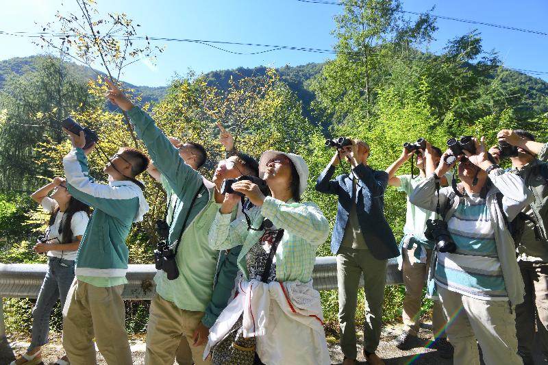 The Secretary for the Environment, Mr Wong Kam-sing (fourth right), today (August 15) visited Zumushan in Sichuan, the habitat for various kinds of birds, and conducted bird watching activities with the participants of the Youth Internship Programme at the Wolong National Nature Reserve in Sichuan.