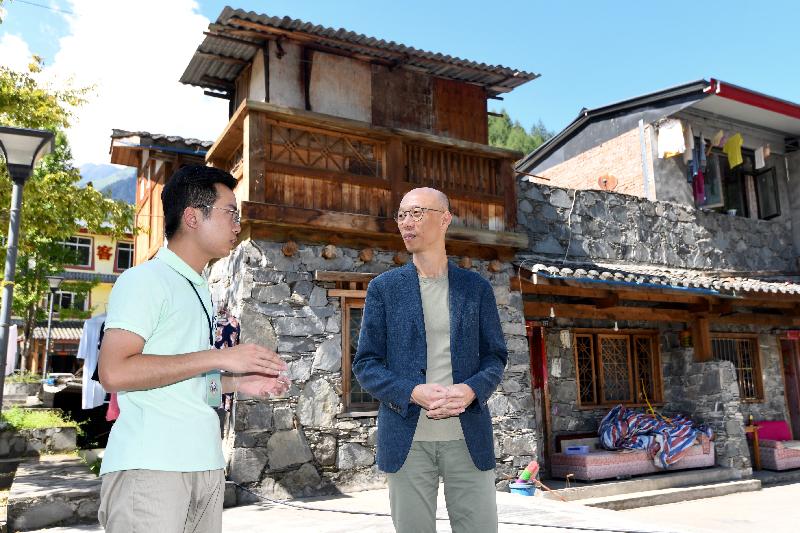 The Secretary for the Environment, Mr Wong Kam-sing (right), today (August 15) visited Wolong Old Street, a place where indigenous Tibetans and ethnic Qiang live. Picture shows Mr Wong being briefed on the balance between local livelihoods and natural ecology. 