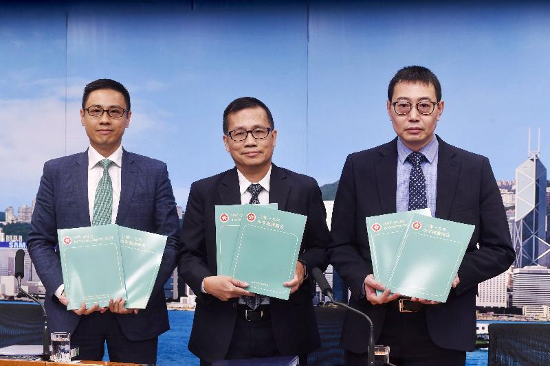 The Government Economist, Mr Andrew Au (centre), presents the Half-yearly Economic Report 2019 at a press conference today (August 16). Also present are Principal Economist Mr Desmond Hou (left) and Assistant Commissioner for Census and Statistics Mr Chau Kam-tim (right).
