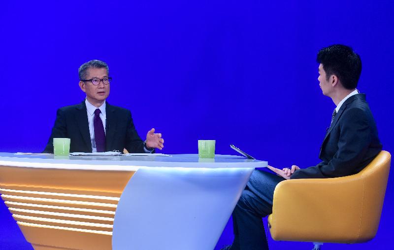 財政司司長陳茂波（左）今日（八月十八日）出席無綫電視節目《講清講楚》。
