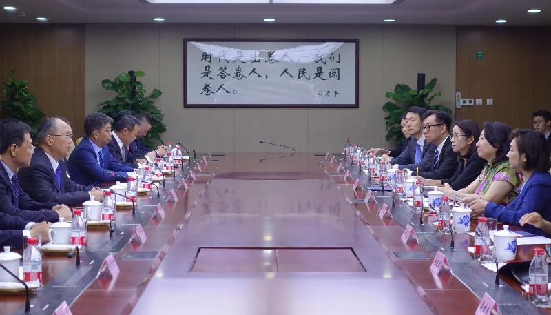The Secretary for Justice, Ms Teresa Cheng, SC (second right), together with Hong Kong legal and dispute resolution practitioners, meet with the Director of the Shanghai Municipal Bureau of Justice, Mr Lu Weidong (second left), and representatives from the Shanghai Bar Association today (August 19).
