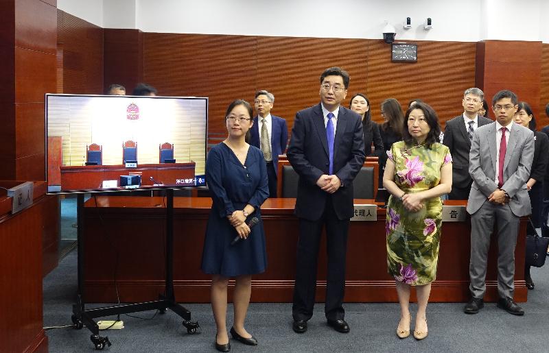 The Secretary for Justice, Ms Teresa Cheng, SC (front row, second right), accompanied by the President of Shanghai Maritime Court, Mr Wang Tong (front row, second left), visit the Shanghai Maritime Court with Hong Kong legal and dispute resolution practitioners today (August 19).

