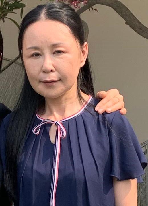 Tsang Chun-mui, aged 44, is about 1.58 metres tall, 55 kilograms in weight and of medium build. She has a round face with yellow complexion and long black hair. She was last seen wearing a pink short-sleeved shirt and blue jeans. 