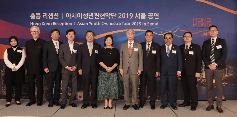 香港經濟貿易辦事處首席代表翁佩雯（中）與亞洲青年管弦樂團藝術總監及指揮龐信（左二）和其他嘉賓今日（八月二十三日）於樂團在韓國首爾世宗文化會館舉行的音樂會前合照。