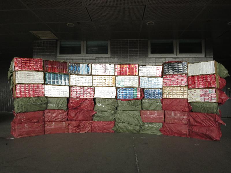 Hong Kong Customs yesterday (August 23) seized about 690 000 suspected illicit cigarettes and about 38 000 suspected illicit heat-not-burn  products with an estimated market value of about $2 million and a duty potential of about $1.4 million.  Photo shows the suspected illicit cigarettes seized from an incoming truck carrying assorted goods at Shenzhen Bay Control Point.
