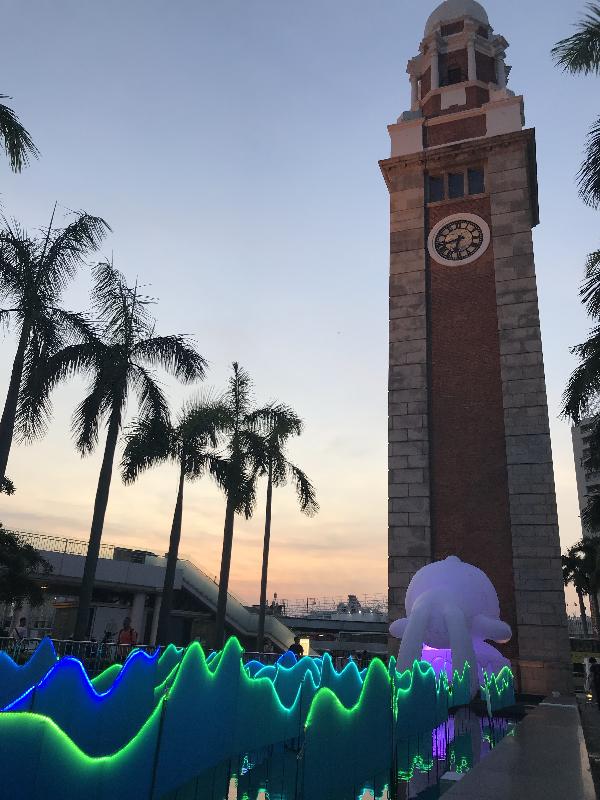 为庆祝中秋佳节，康乐及文化事务署八月三十日至九月二十二日，在香港文化中心露天广场展出互动光影装置「非常月满」。图示以扩增实境虚拟技术展示的巨型玉兔造型充气塑像。