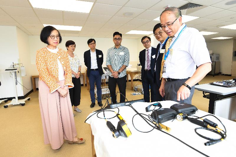 The Secretary for Food and Health, Professor Sophia Chan (first left), and the Chairman of the Yau Tsim Mong District Council, Mr Chris Ip (centre), visited the School of Medical and Health Sciences of the Tung Wah College today (August 30). 