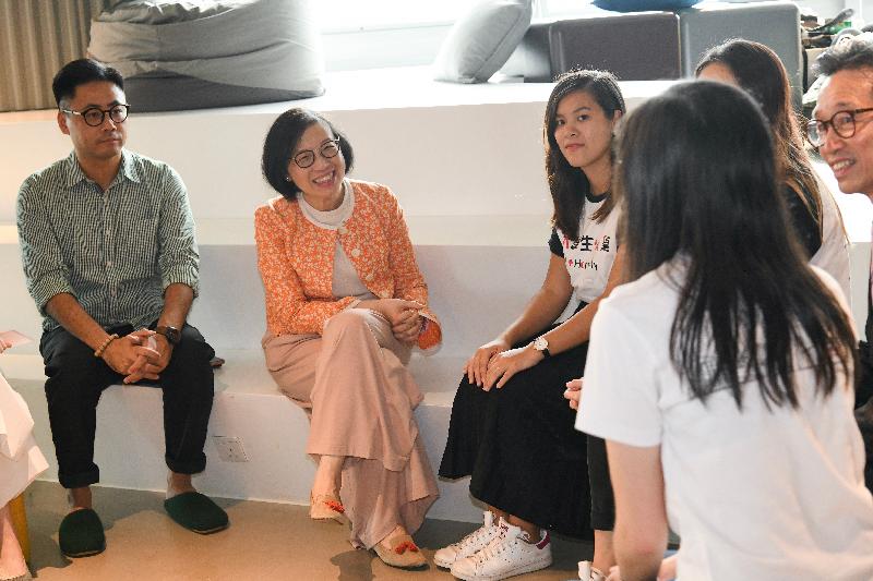 The Secretary for Food and Health, Professor Sophia Chan (second left), chats with young participants of an international service leadership programme during her visit to the Hong Kong Red Cross Headquarters today (August 30). Next to her is the Chairman of the Yau Tsim Mong District Council, Mr Chris Ip (first left).