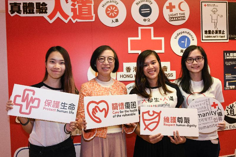 The Secretary for Food and Health, Professor Sophia Chan (second left), is pictured with young participants of an international service leadership programme at the Hong Kong Red Cross Headquarters today (August 30).