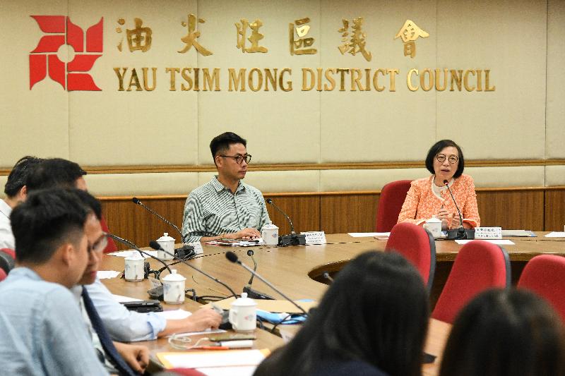 The Secretary for Food and Health, Professor Sophia Chan (right), today (August 30) met with Yau Tsim Mong District Council members to listen to their views on various healthcare and environmental hygiene issues.