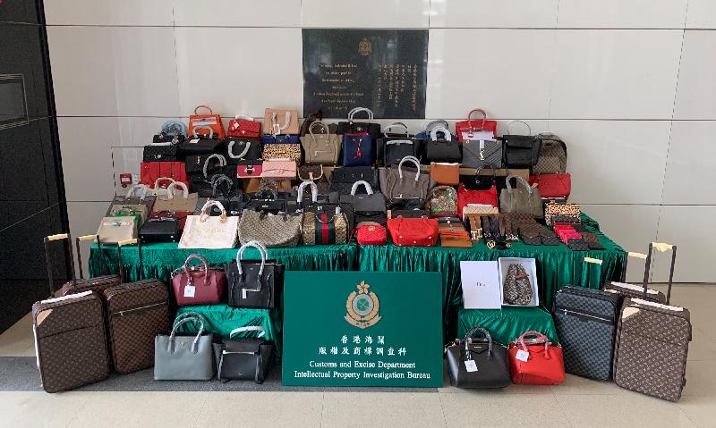 Hong Kong Customs yesterday (August 29) conducted a special operation and smashed a counterfeiting syndicate in Tung Choi Street, Mong Kok. One fixed hawker pitch and one storage facility of suspected counterfeit goods were raided. A total of about 2 600 pieces of suspected counterfeit goods, including handbags, wallets and belts, with an estimated market value of about $4.3 million were seized. Photo shows some of the suspected counterfeit goods seized.