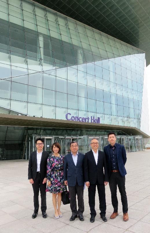 民政事務局局長劉江華昨日（八月二十九日）早上抵達韓國仁川展開訪問行程。圖示劉江華（右二）首站參觀仁川藝術中心的音樂廳。