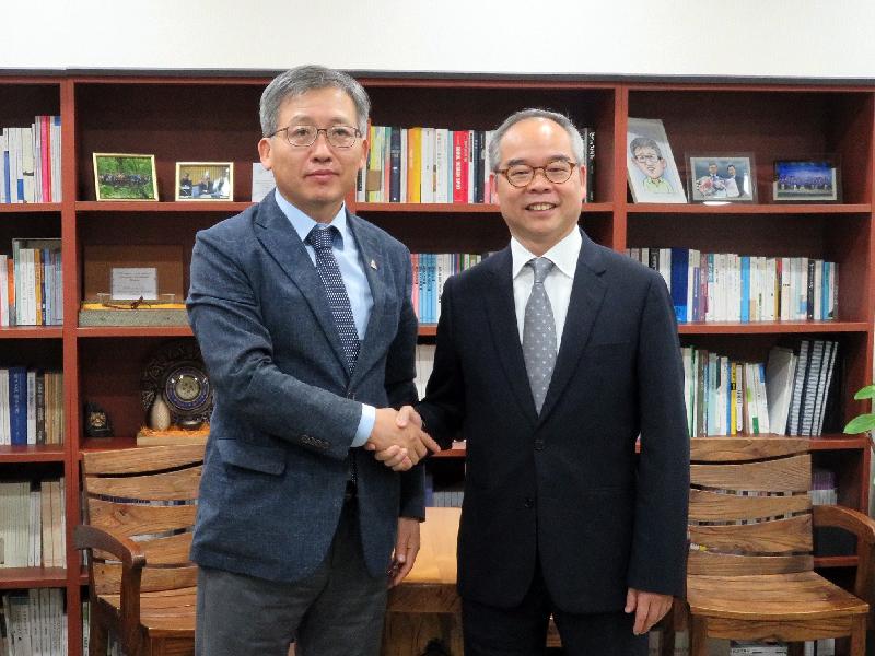 民政事務局局長劉江華今日（八月三十日）繼續韓國仁川的訪問行程。圖示劉江華（右）拜訪首爾副市長姜泰雄（左）。