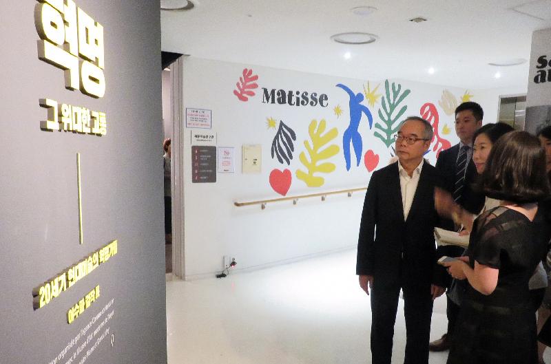 民政事务局局长刘江华今日（八月三十日）继续韩国仁川的访问行程。图示刘江华（中）参观世宗文化会馆。