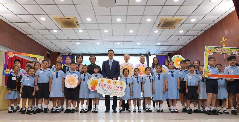 教育局局長楊潤雄（前排中）今日（九月二日）在油蔴地天主教小學開學禮與學生合照。