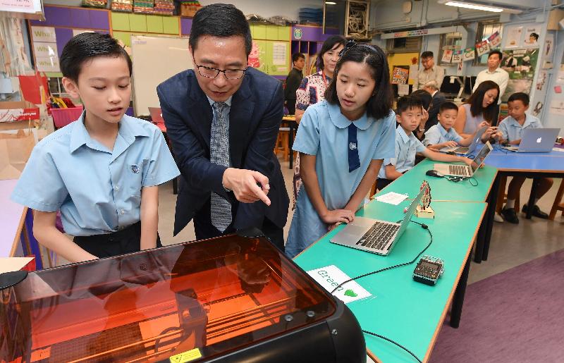 教育局局長楊潤雄（中）今日（九月二日）探訪油蔴地天主教小學，並參加學生活動。
