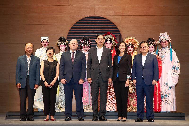香港金融管理局總裁陳德霖（前排右三）今日（九月二日）與西九文化區管理局、三間發鈔銀行、粵劇界及茶館新星劇團的代表一同出席2018系列一百港元鈔票的宣傳活動。