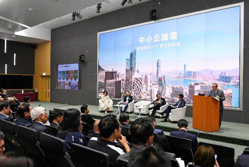 The Commerce and Economic Development Bureau held a symposium for small and medium enterprises (SMEs) titled “New measures in facing economic downturn” today (September 4) to provide an overview of various government funding schemes and the new support measures for SMEs. Photo shows the Chairman of the Hong Kong Trade Development Council, Dr Peter Lam (first right); and the Chairman of the Hong Kong Productivity Council, Mr Willy Lin (third right) taking part at the panel session titled “Exploring New Markets and Opportunities”. Some trade representatives also shared their successful experience at the session.