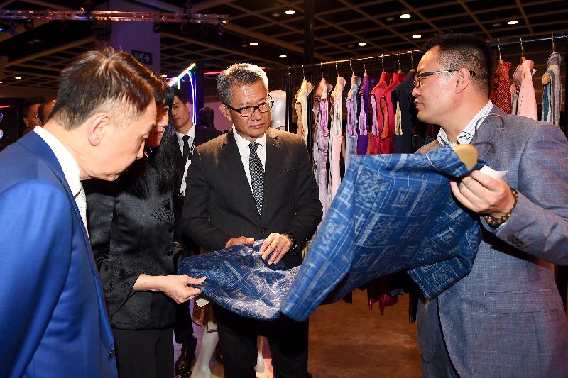 The Financial Secretary, Mr Paul Chan, attended the opening reception of Centrestage Elites 2019 today (September 4). Photo shows Mr Chan (second right) touring the exhibition.