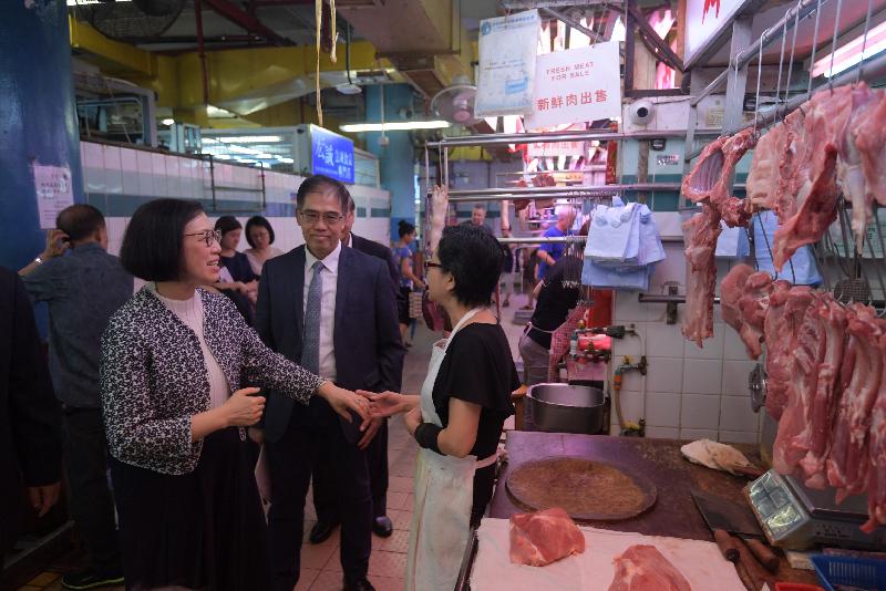 The Secretary for Food and Health, Professor Sophia Chan (first left), chats with a stall operator to understand her business environment as she visits the Sai Wan Ho Market and Cooked Food Centre today (September 5).