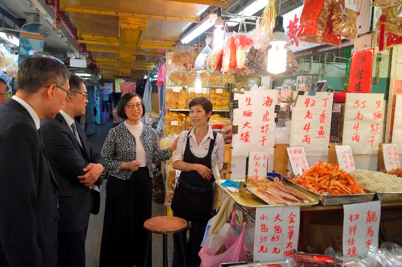 The Secretary for Food and Health, Professor Sophia Chan (second right), chats with a stall operator to understand her business environment as she visits the Sai Wan Ho Market and Cooked Food Centre today (September 5).