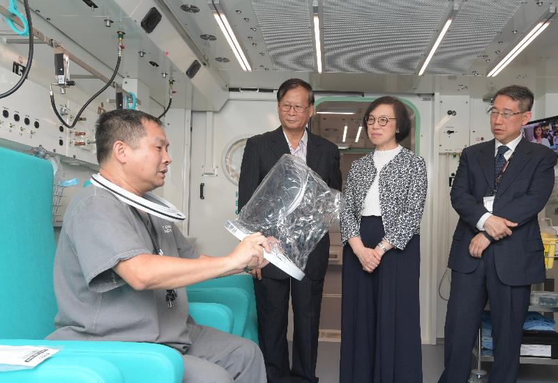 The Secretary for Food and Health, Professor Sophia Chan (second right), today (September 5) visits the hyperbaric oxygen therapy centre at the Pamela Youde Nethersole Eastern Hospital.
