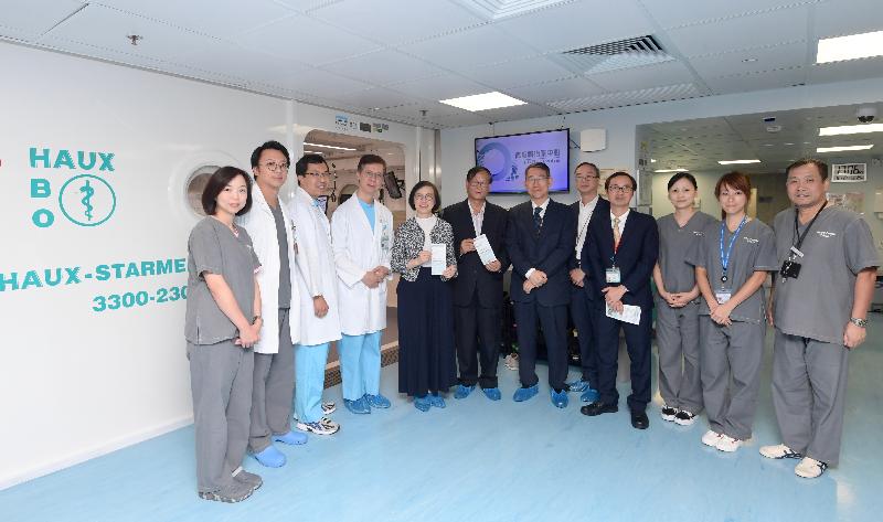 The Secretary for Food and Health, Professor Sophia Chan (fifth left), is pictured with the healthcare staff at the Accident and Emergency Department's hyperbaric oxygen therapy centre in the Pamela Youde Nethersole Eastern Hospital today (September 5).