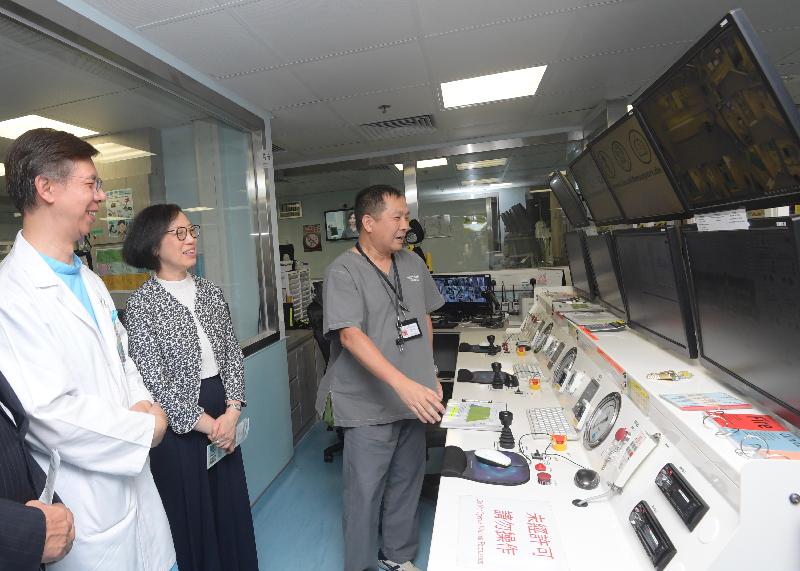 The Secretary for Food and Health, Professor Sophia Chan (centre), today (September 5) visits the Pamela Youde Nethersole Eastern Hospital to observe the medical equipment in the Accident and Emergency Department's hyperbaric oxygen therapy centre.