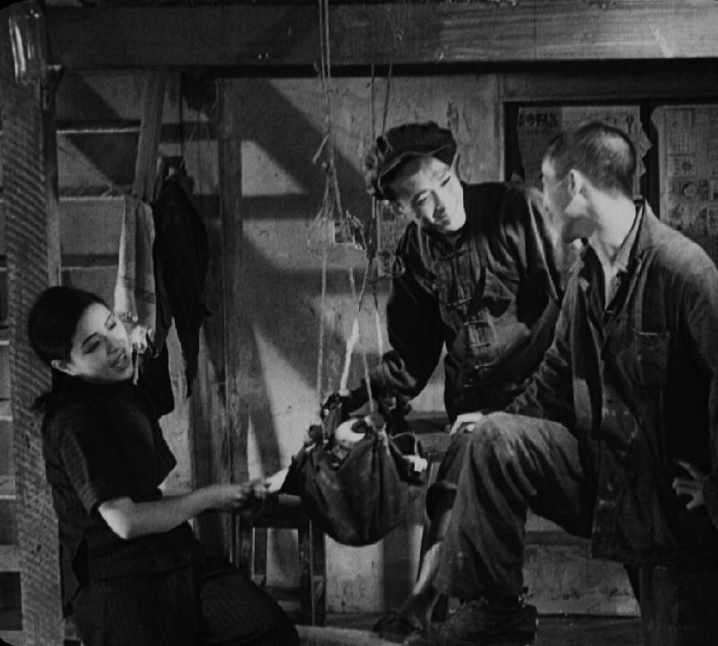 康乐及文化事务署香港电影资料馆的「瑰宝情寻」系列将以「光影双城」为题，于十月六日至二○二○年五月三日期间放映八套与上海有关的电影。图示《挣扎》（修复版）（1933）剧照。
